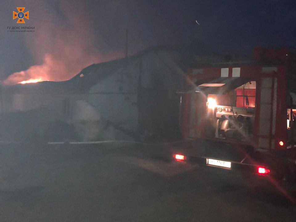 Новини Тернополя - фото з У Залозецькій громаді горіли дерев’яні пелети. Вогонь охопив площу у 400 м²