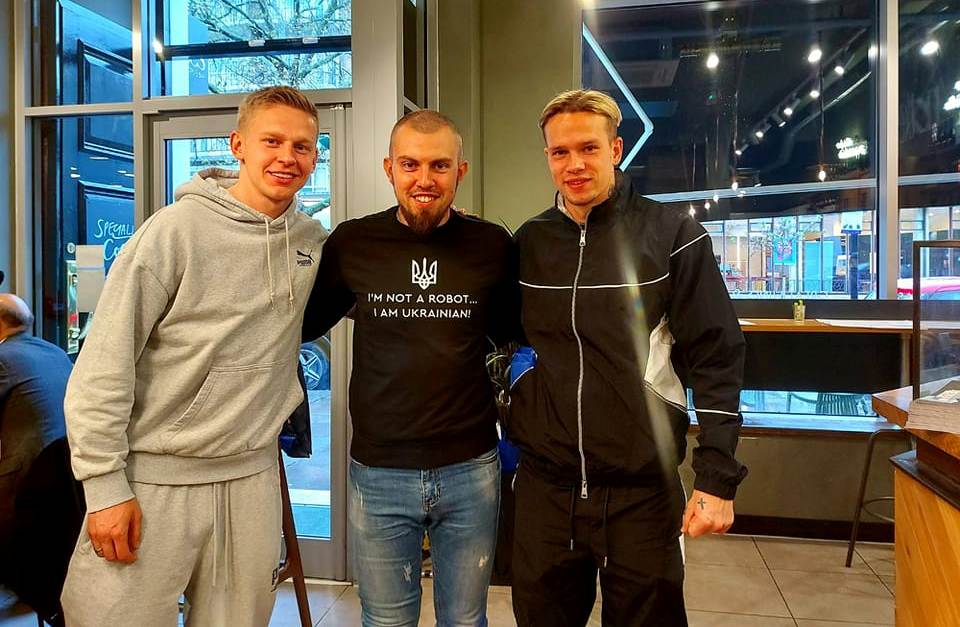 Новини Вінниці - фото з Марафонець на протезі розігрує прапор з автографом Залужного і дві футболки — Зінченка і Мудрика