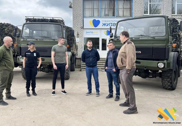 Новини Житомира - фото з Військовим частинам, які базуються на Житомирщині, передали 4 вантажівки Iveco Magirus