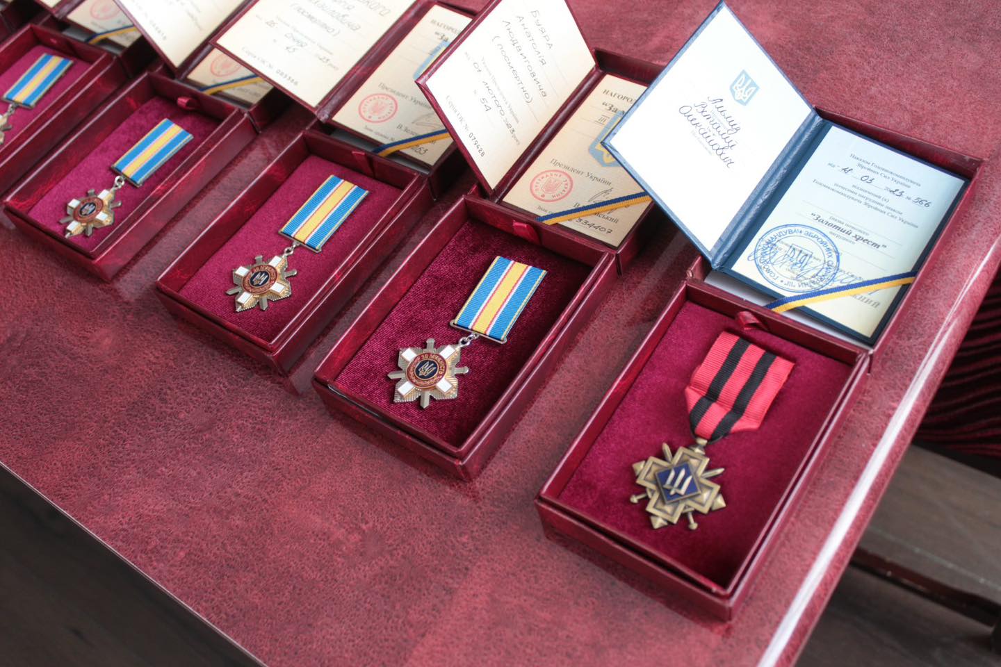 Новини Хмельницького - фото з Орденами й медалями посмертно нагородили 11 загиблих бійців з Хмельниччини