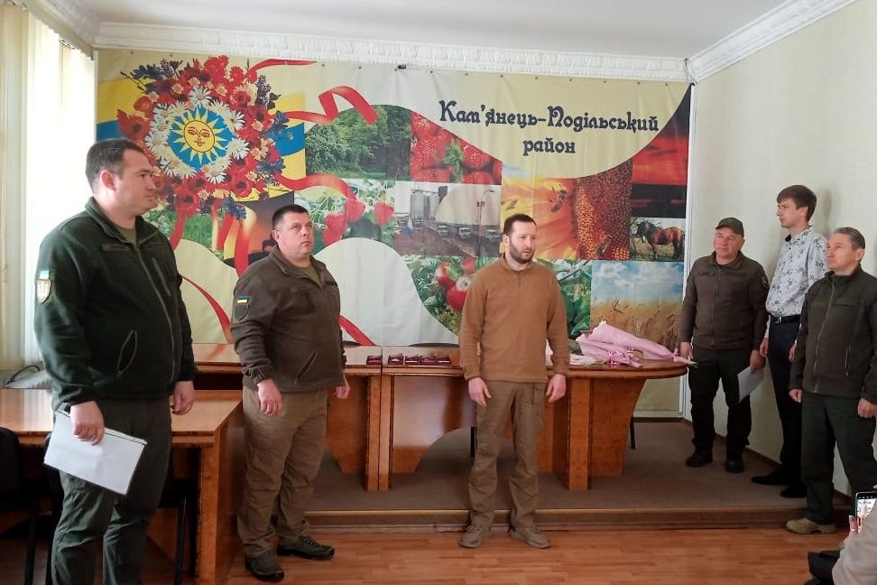 Новини Хмельницького - фото з Орденами й медалями посмертно нагородили 11 загиблих бійців з Хмельниччини