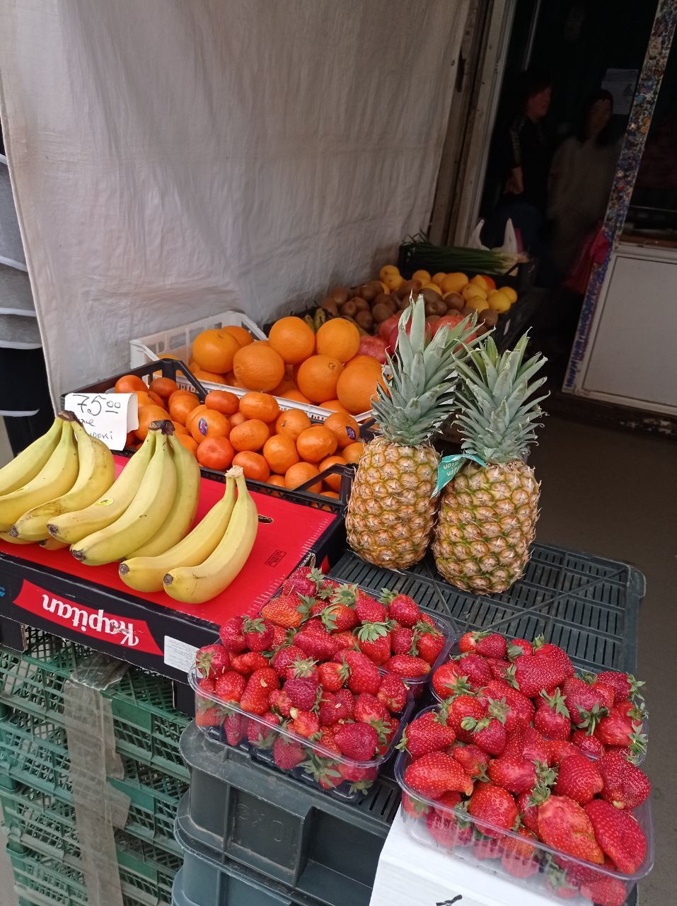 Новини Тернополя - фото з У Тернополі вже продають українську полуницю і молоду картоплю: які ціни