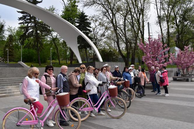 Новини Вінниці - фото з Бабусі та дідусі з вінницького терцентру відкрили велосезон