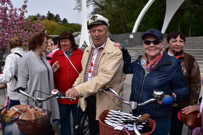 Новини Вінниці - фото з Бабусі та дідусі з вінницького терцентру відкрили велосезон