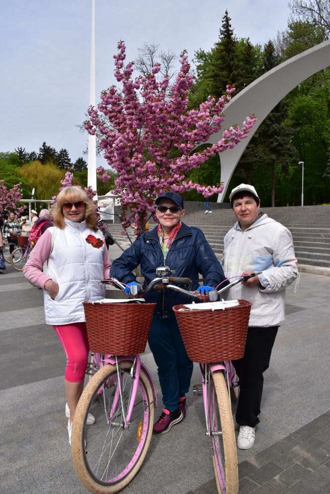 Новини Вінниці - фото з Бабусі та дідусі з вінницького терцентру відкрили велосезон