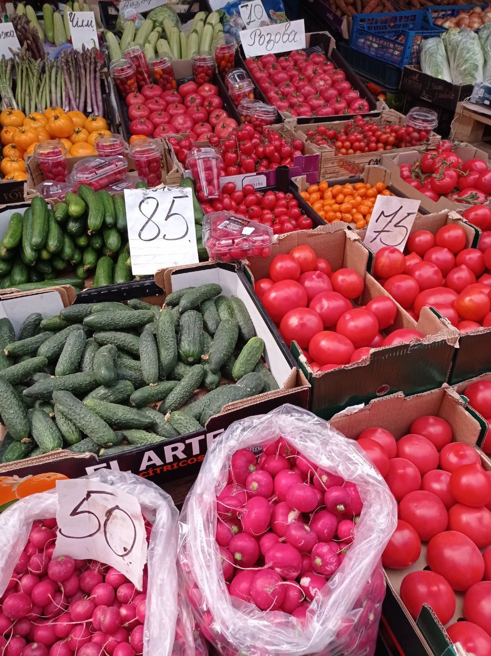 Новини Тернополя - фото з У Тернополі вже продають українську полуницю і молоду картоплю: які ціни