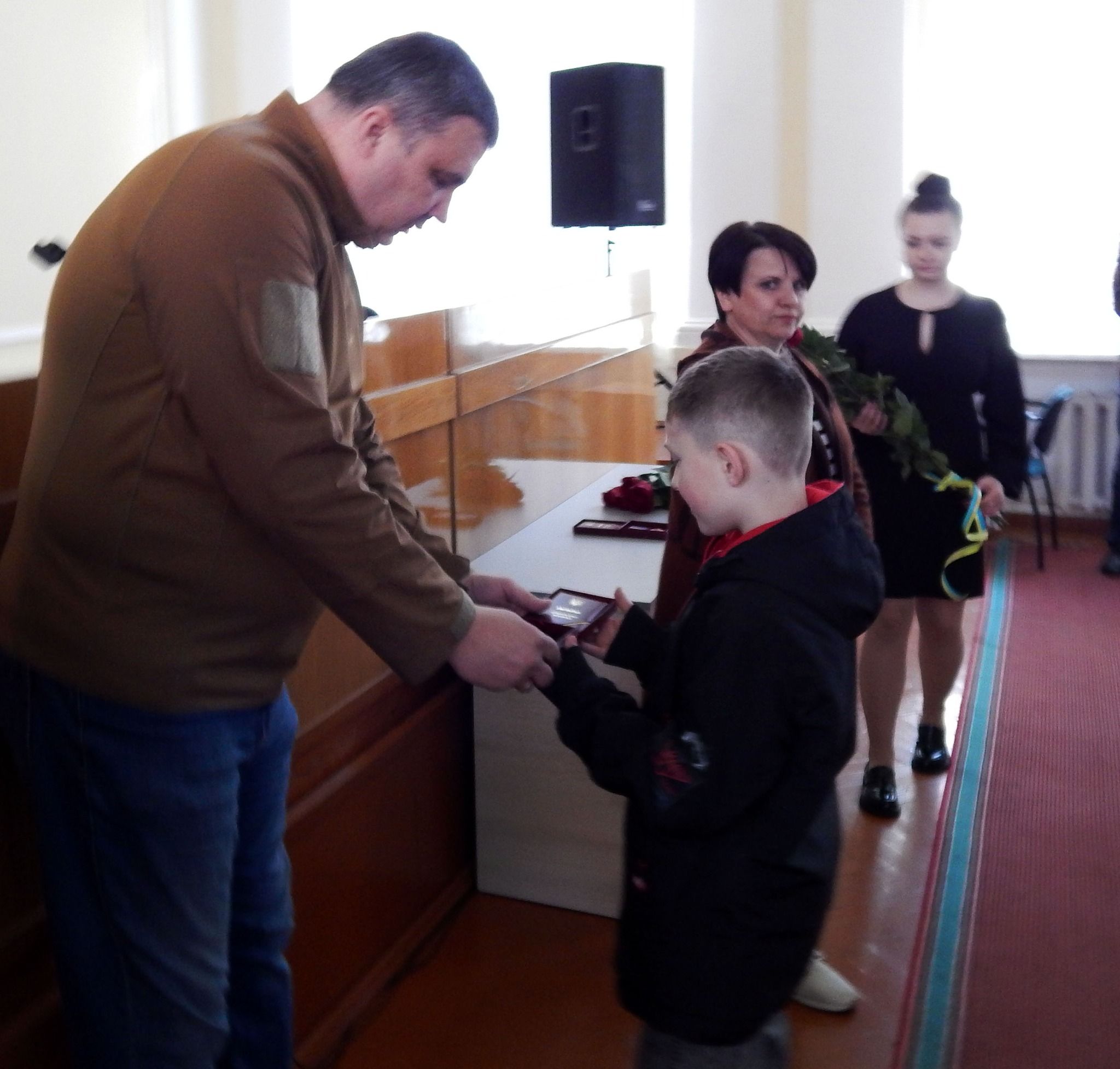 Новини Хмельницького - фото з Рідним трьох загиблих воїнів зі Славути передали посмертні ордени