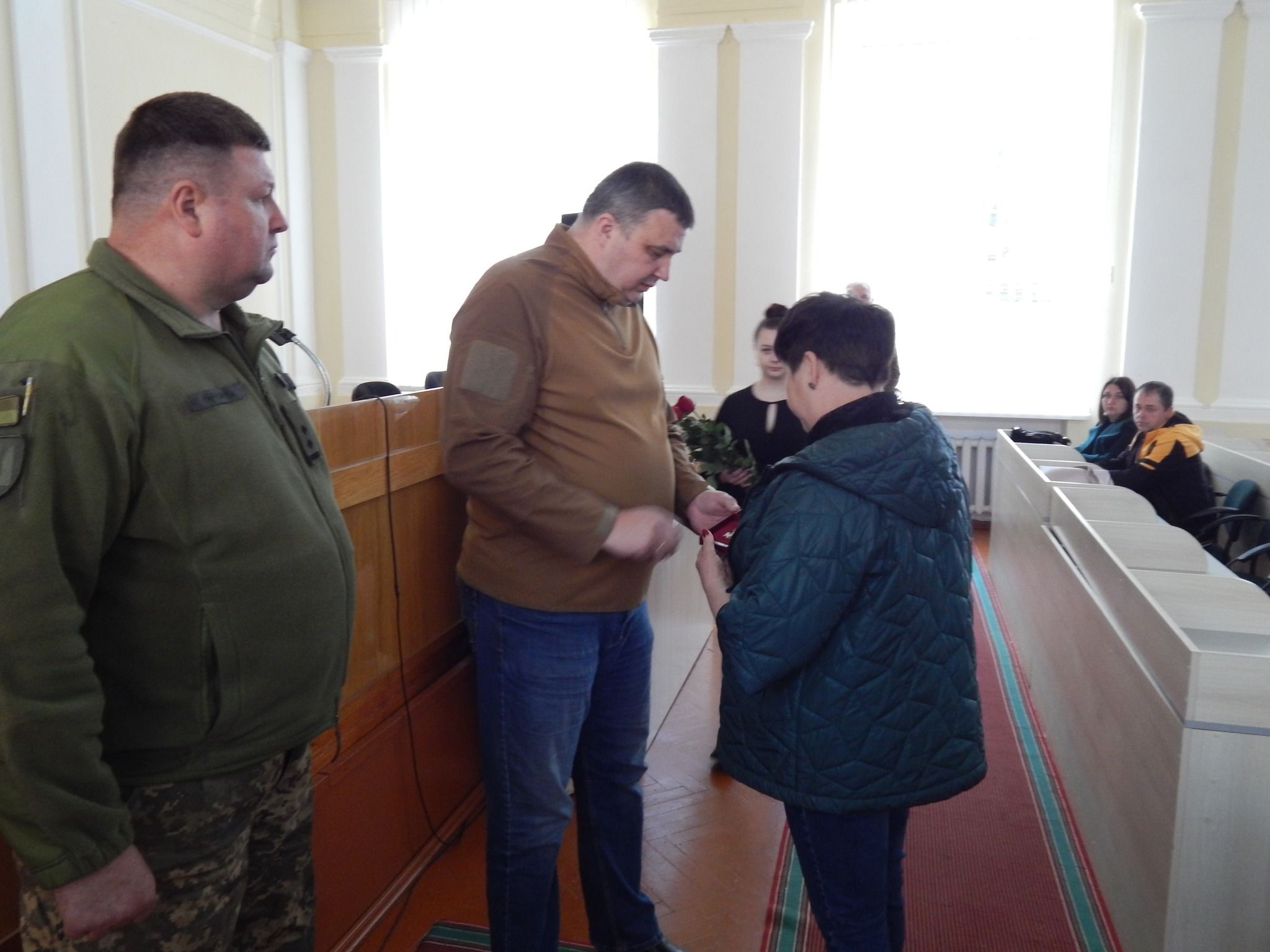 Новини Хмельницького - фото з Рідним трьох загиблих воїнів зі Славути передали посмертні ордени