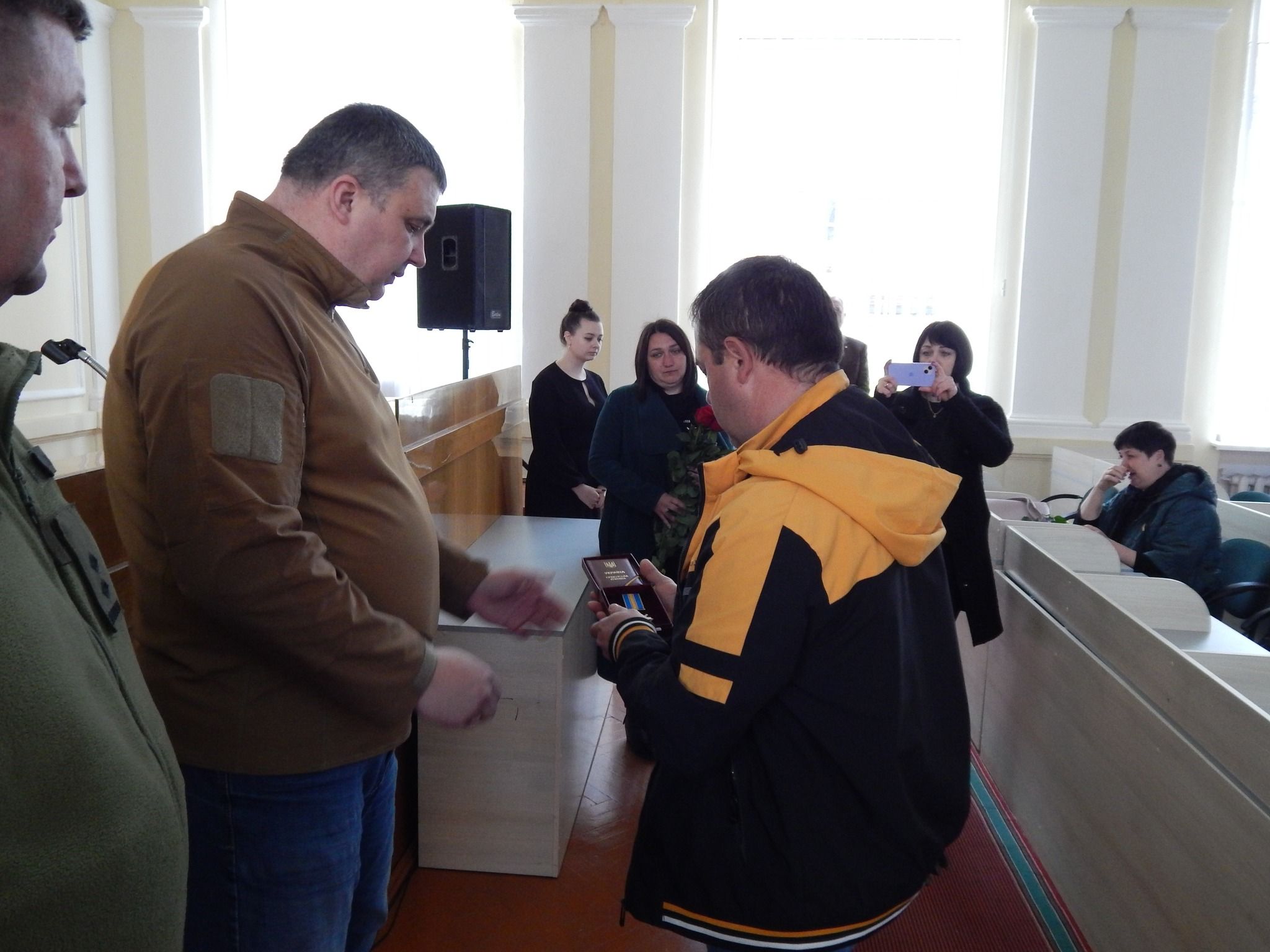 Новини Хмельницького - фото з Рідним трьох загиблих воїнів зі Славути передали посмертні ордени