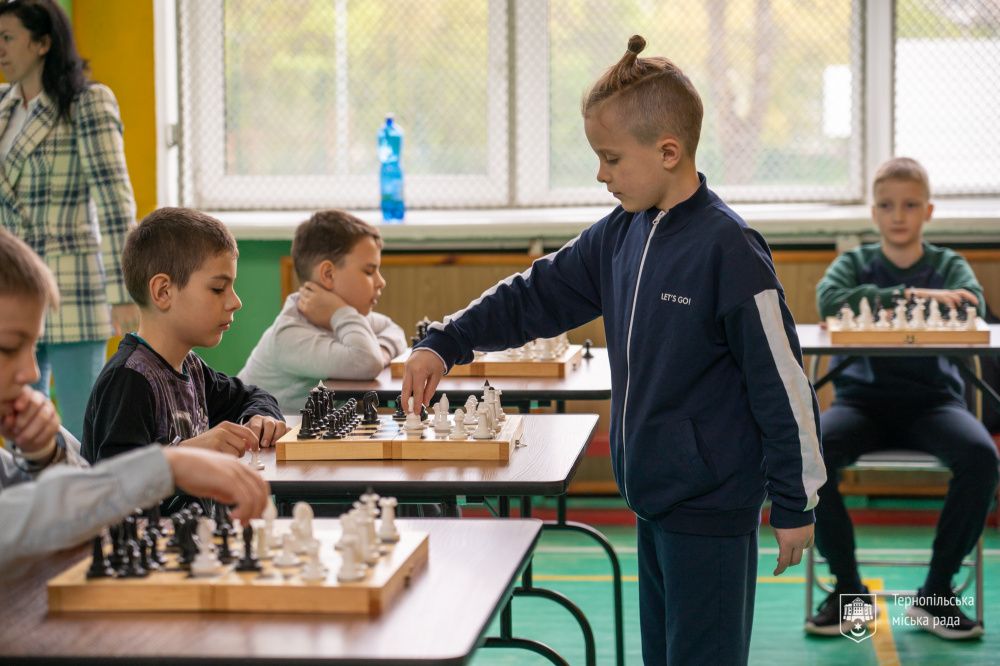 Новини Тернополя - фото з У Тернополі школярі грали у гігантські шахи
