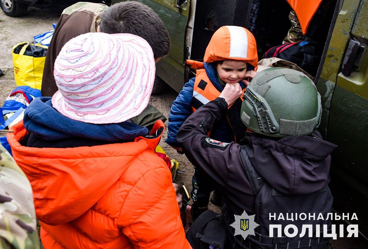 Новини Тернополя - фото з Родини з дітьми втекли до Тернопільщини з-під обстрілів у Ямполі