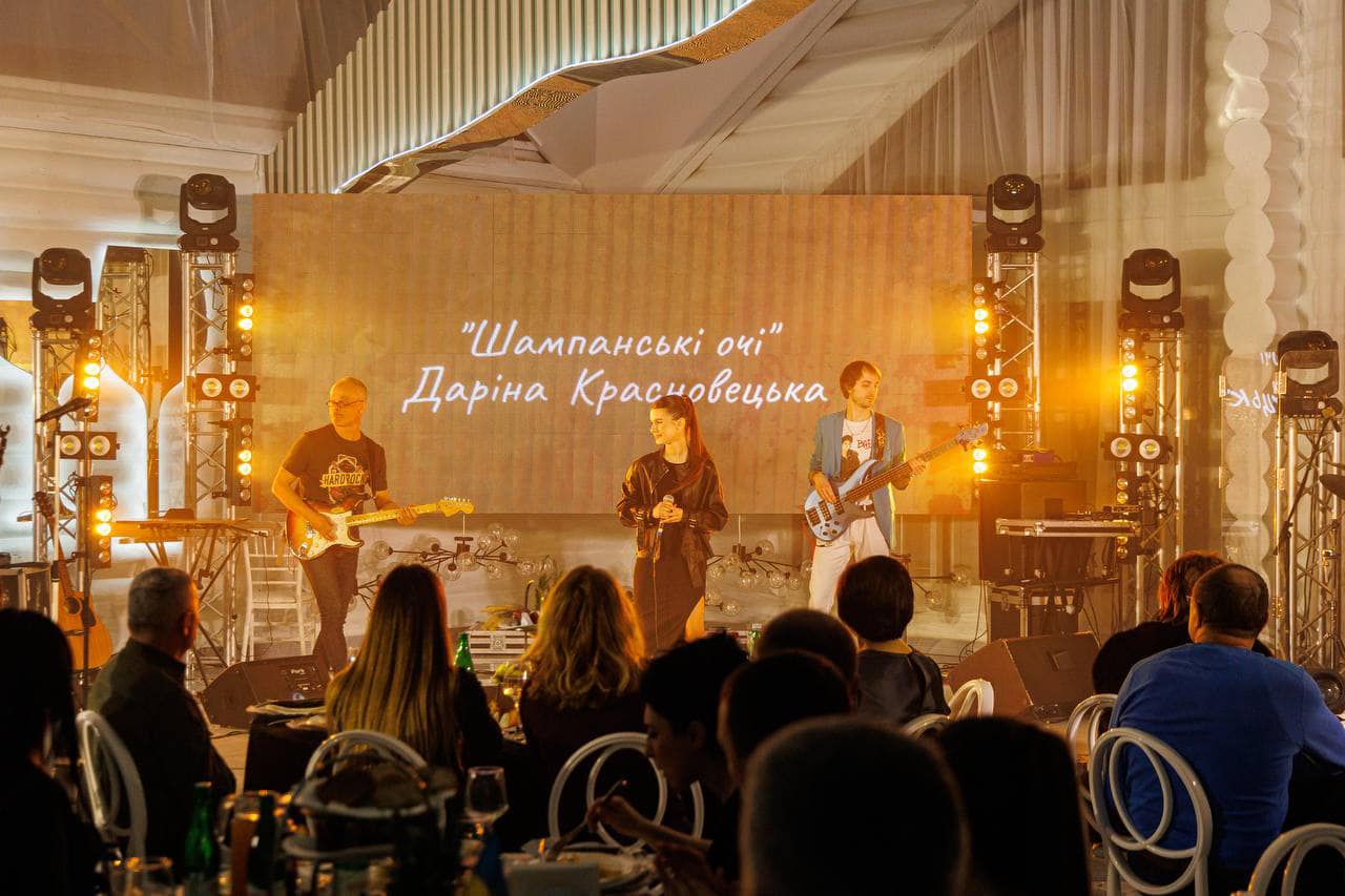 Новини Вінниці - фото з Інтерв’ю з Darisha: як починався творчий шлях юної співачки та про що пісня «Під вінницьким дощем»