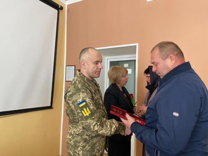 Новини Вінниці - фото з Орденом відзначили 28-річного військового з Гайсинщини. Посмертно