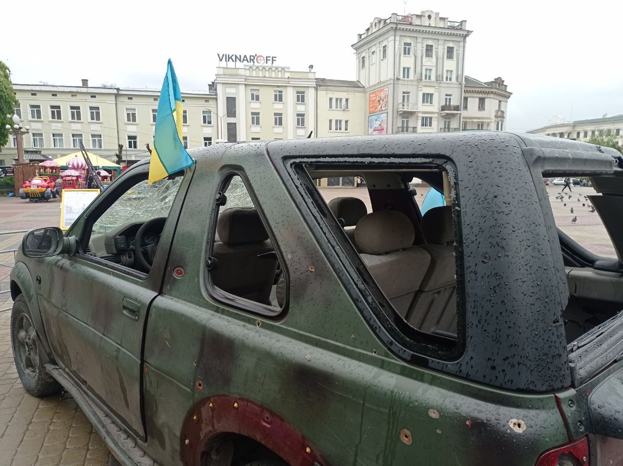 Новини Тернополя - фото з На Театральному майдані виставили розстріляне авто наших захисників