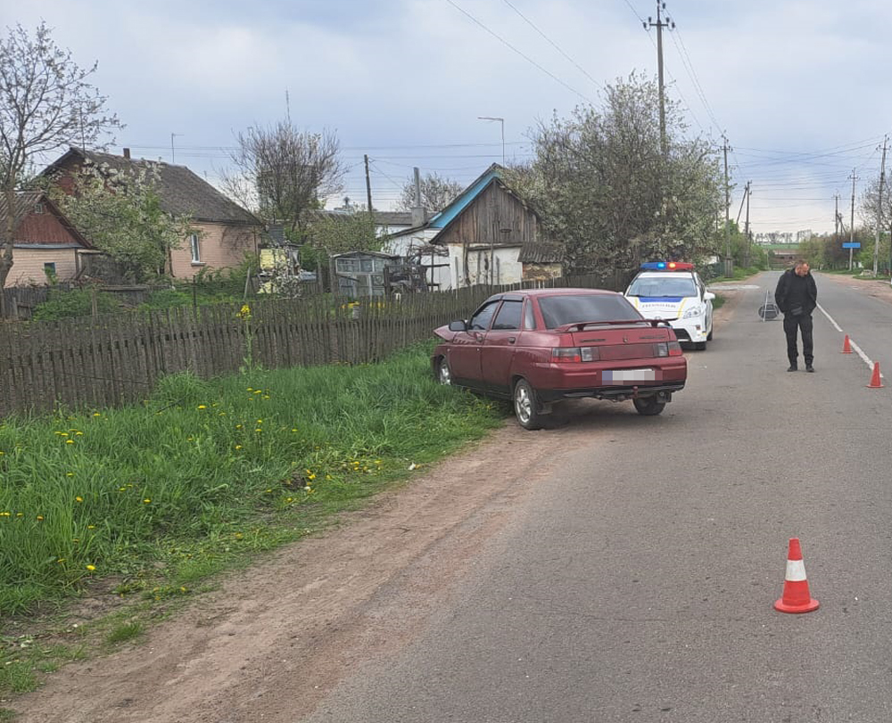 поліцейські з’ясовують обставини дтп у бердичівському районі: вазівка врізалася в дерев’яну опору