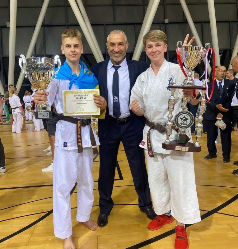 Новини Тернополя - фото з Юні тернополяни підіймались на п’єдестал VI чемпіонату Європи з кіокушин карате