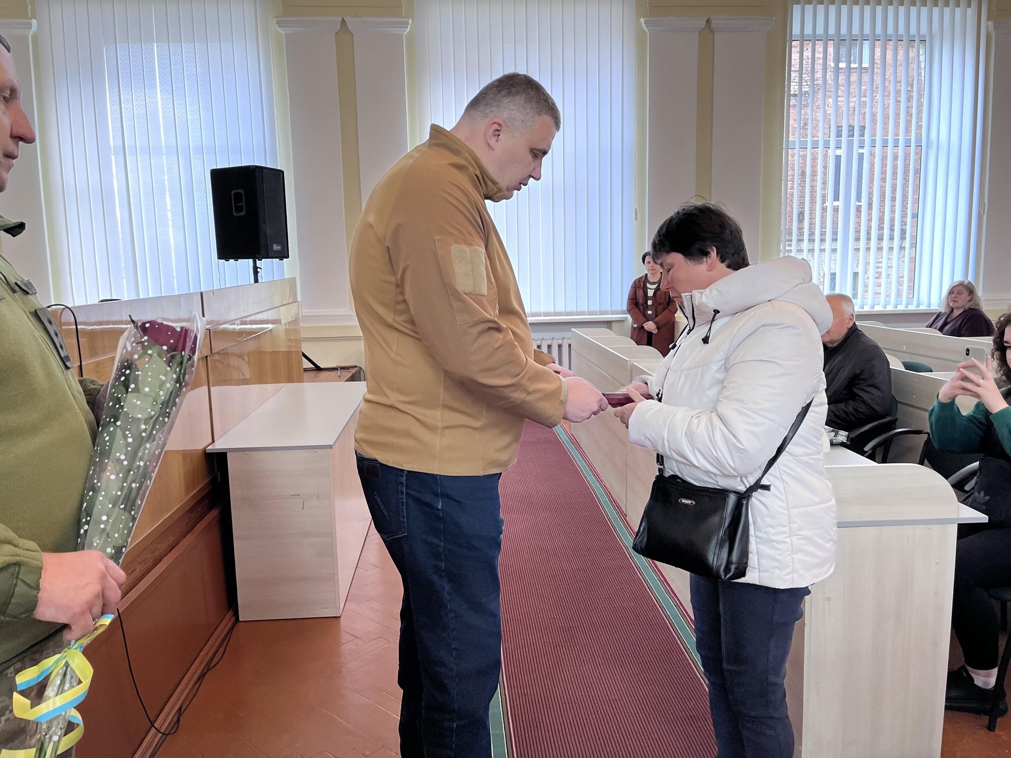 Новини Хмельницького - фото з На Шепетівщині рідним загиблих воїнів вручили посмертні ордени «За мужність»