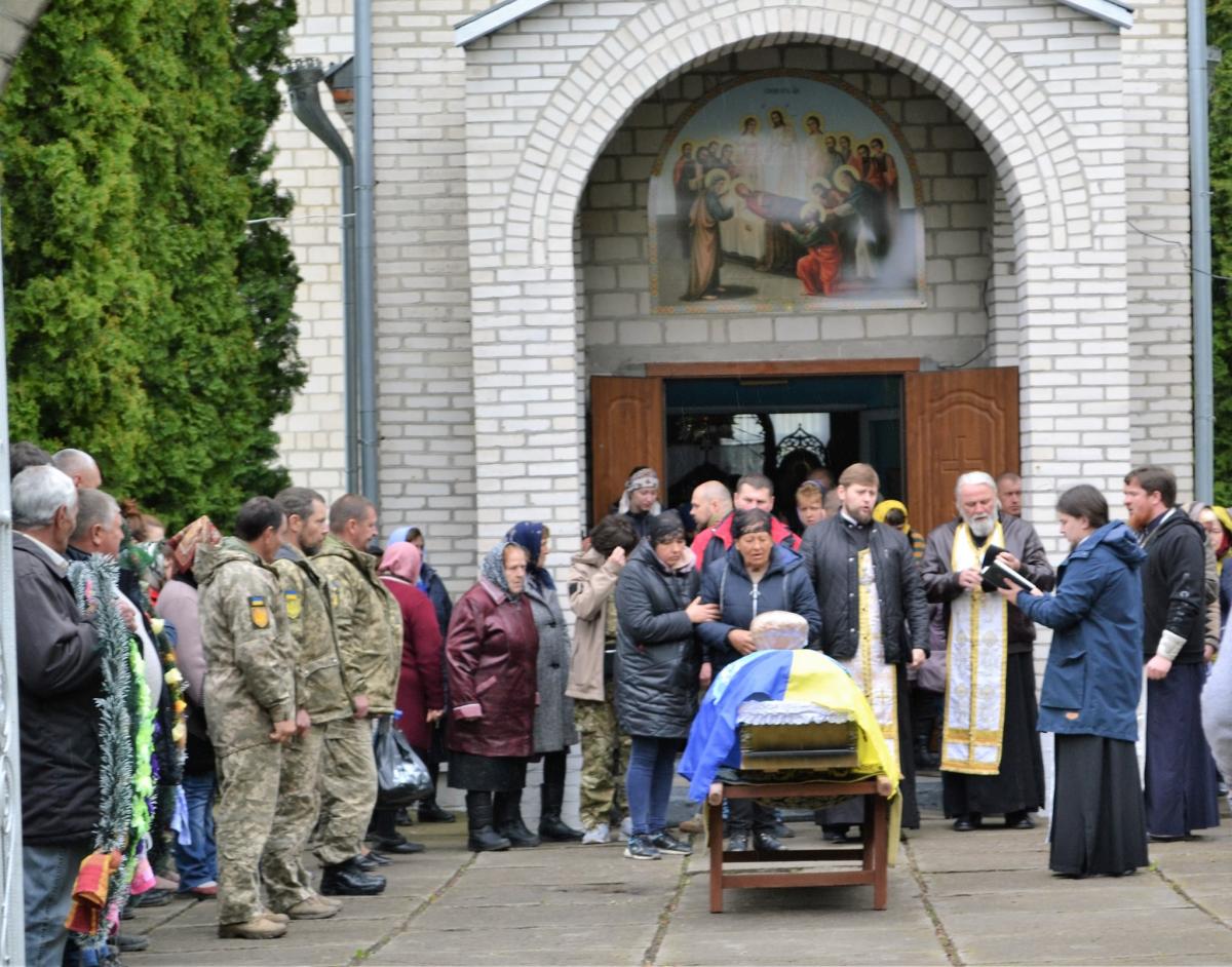 Новини Вінниці - фото з Остання шана Герою: попрощалися з  Євгенієм Барбарським з Крижопільської громади На зображенні може бути: 9 людей