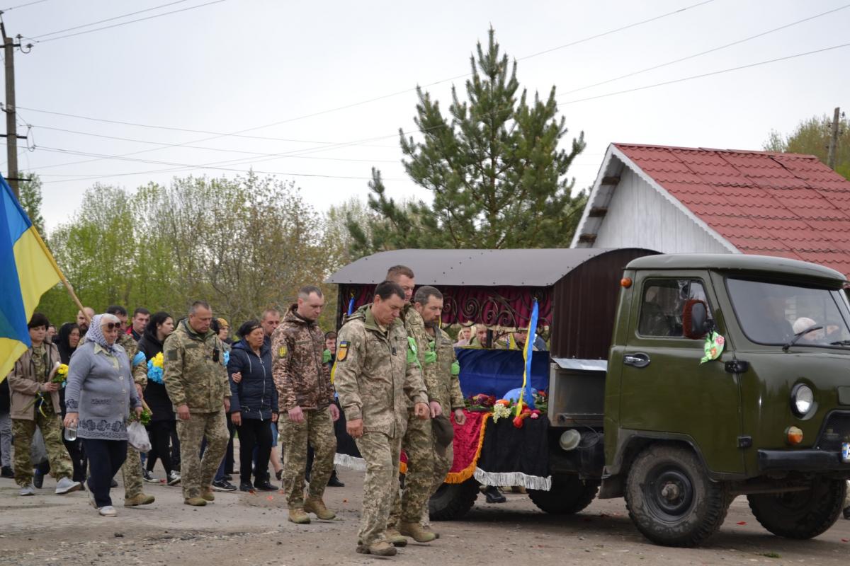 Новини Вінниці - фото з Остання шана Герою: попрощалися з  Євгенієм Барбарським з Крижопільської громади На зображенні може бути: 9 людей та текст