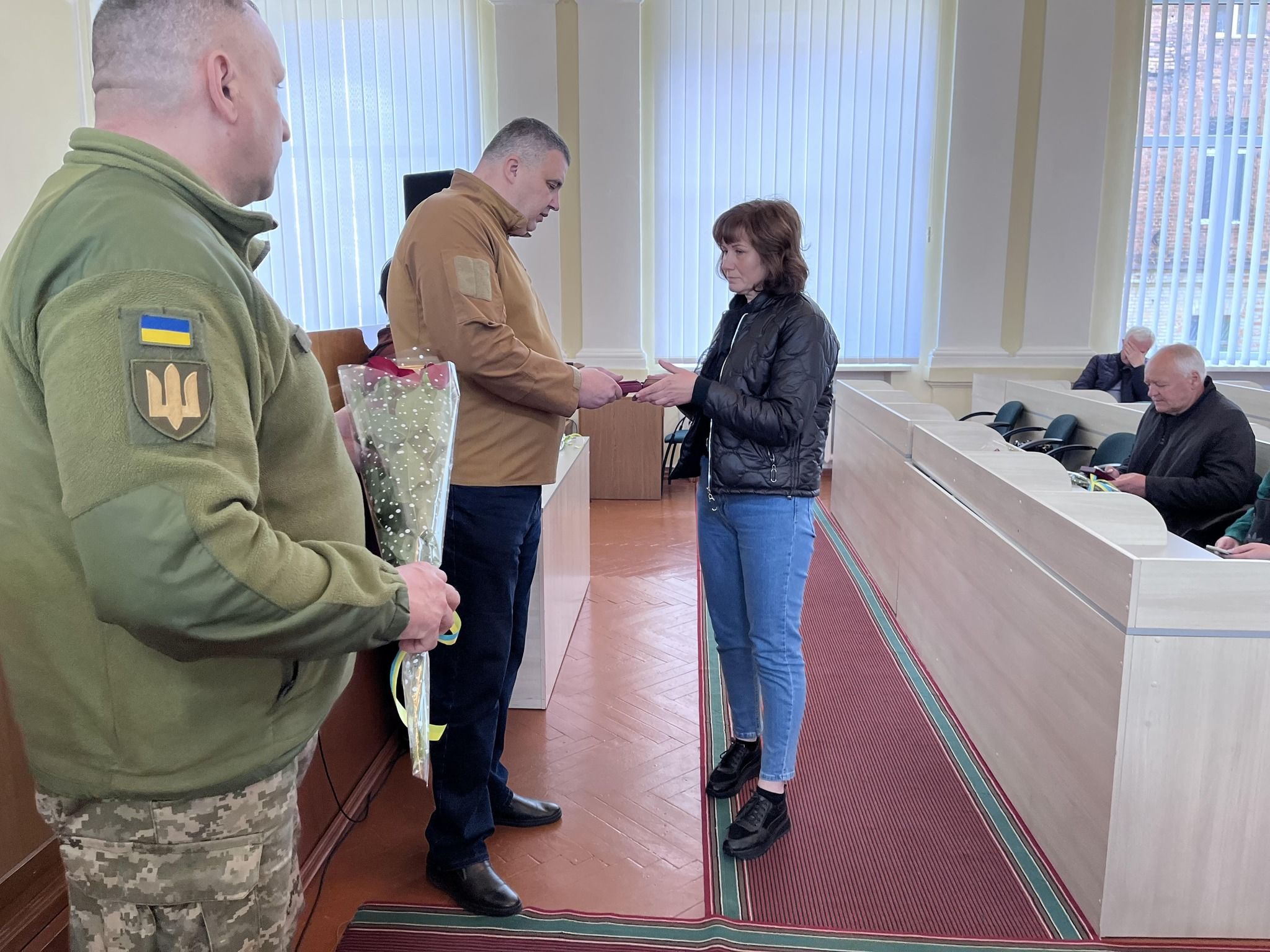 Новини Хмельницького - фото з На Шепетівщині рідним загиблих воїнів вручили посмертні ордени «За мужність»