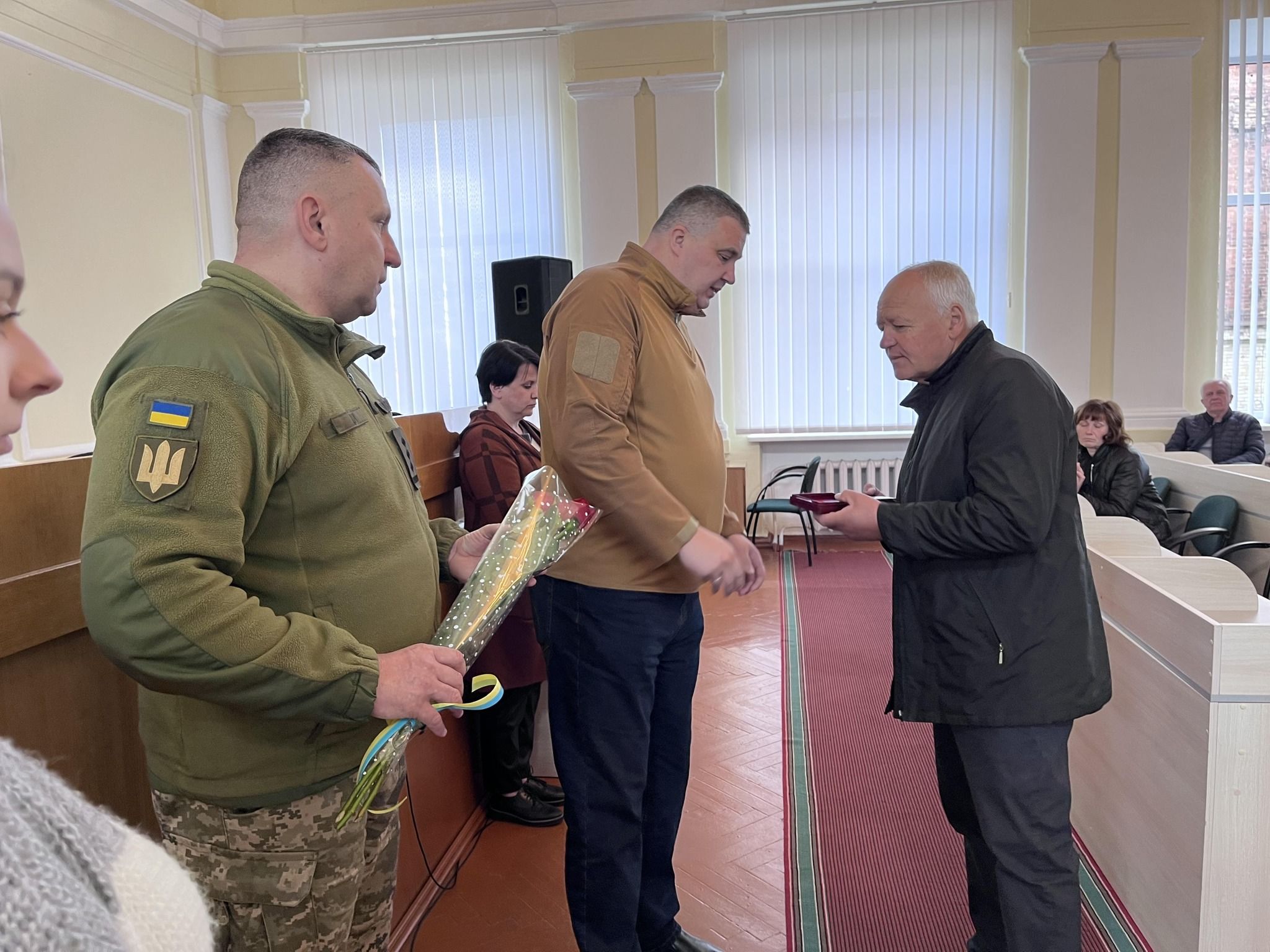 Новини Хмельницького - фото з На Шепетівщині рідним загиблих воїнів вручили посмертні ордени «За мужність»