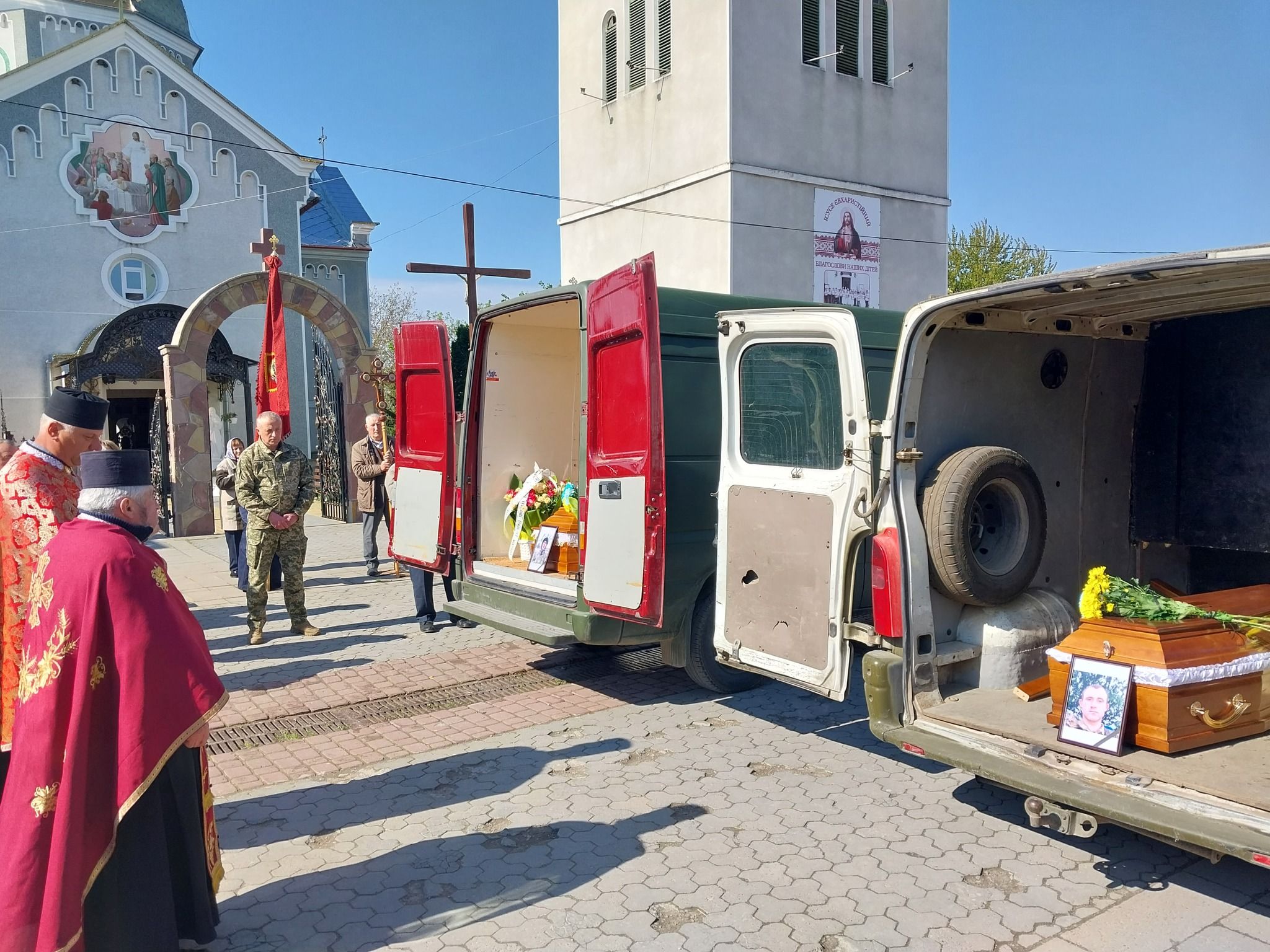 Новини Тернополя - фото з Борщівська громада у жалобі зустріла своїх полеглих Героїв