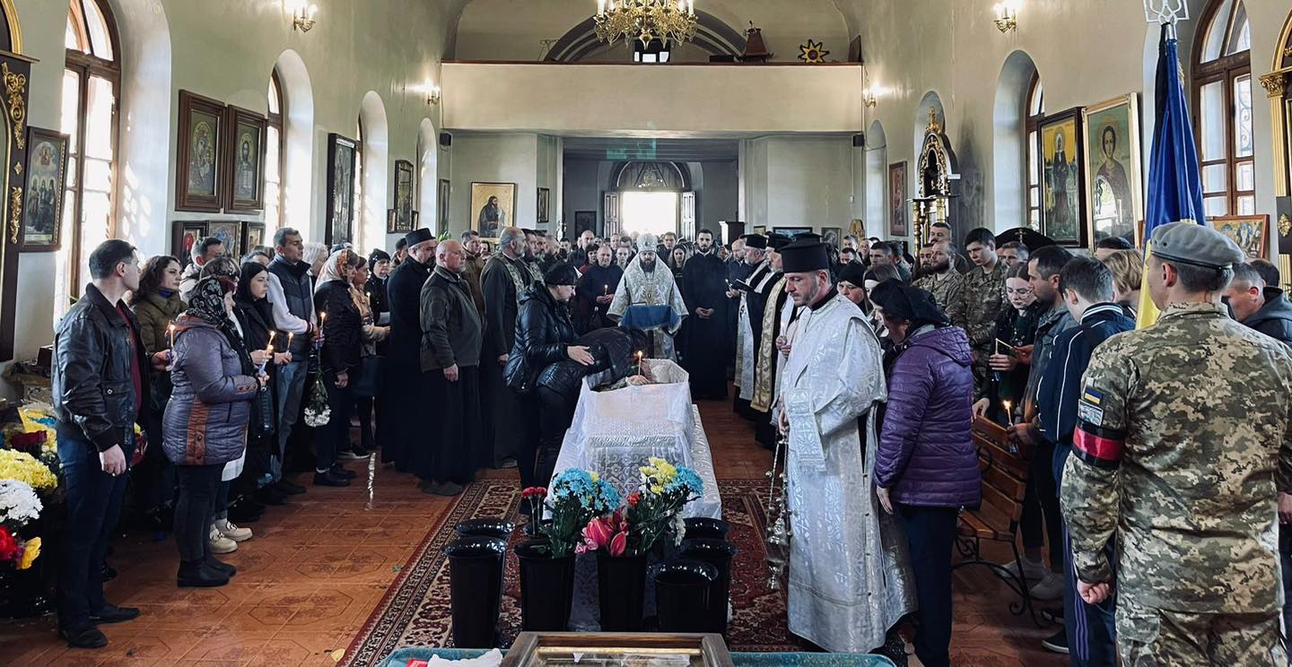 Новини Хмельницького - фото з “Доня більше не побачить тата”. У Хмельницькому попрощались із спецпризначенцем Дмитром Крамаром