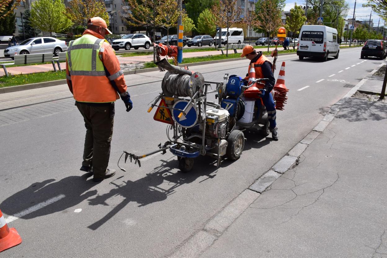 Новини Вінниці - фото з У Вінниці на дорогах та тротуарах комунальники відновлюють розмітку