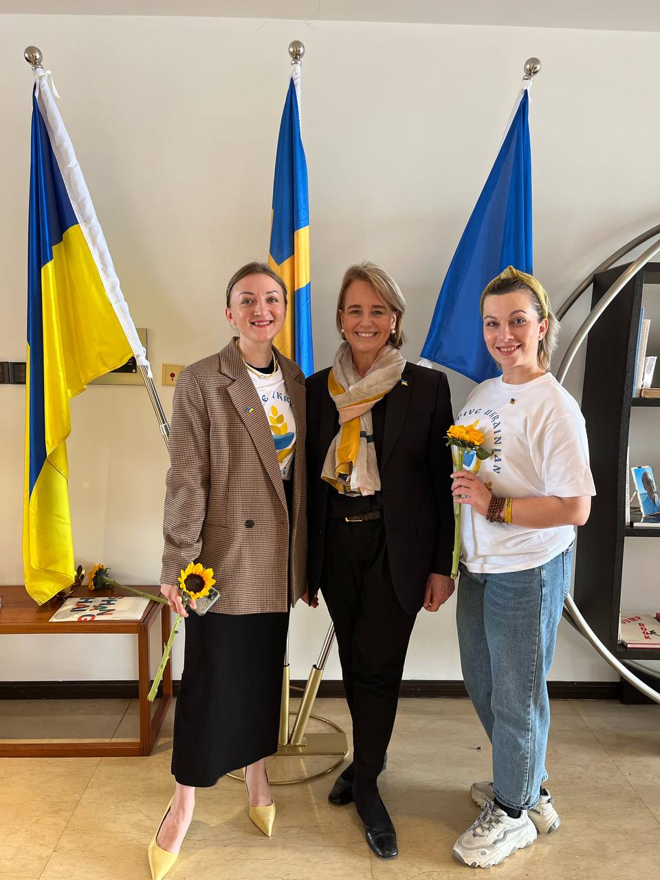 Новини Тернополя - фото з Живе у Китаї, а серцем – з Україною. Історія волонтерки з кременецьким корінням