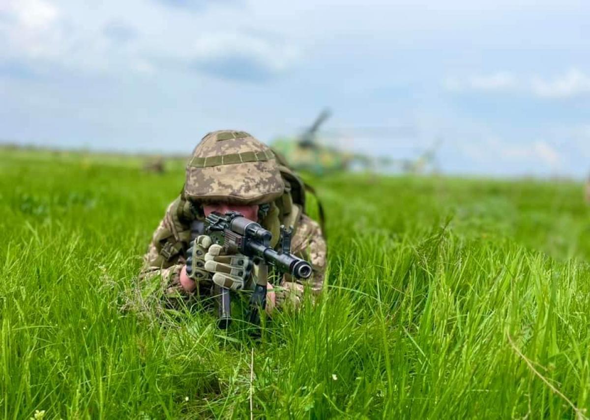 Новини Вінниці - фото з ЗСУ відбили 39 ворожих атак: оперативна інформація від Генштабу На зображенні може бути: 1 особа та трава