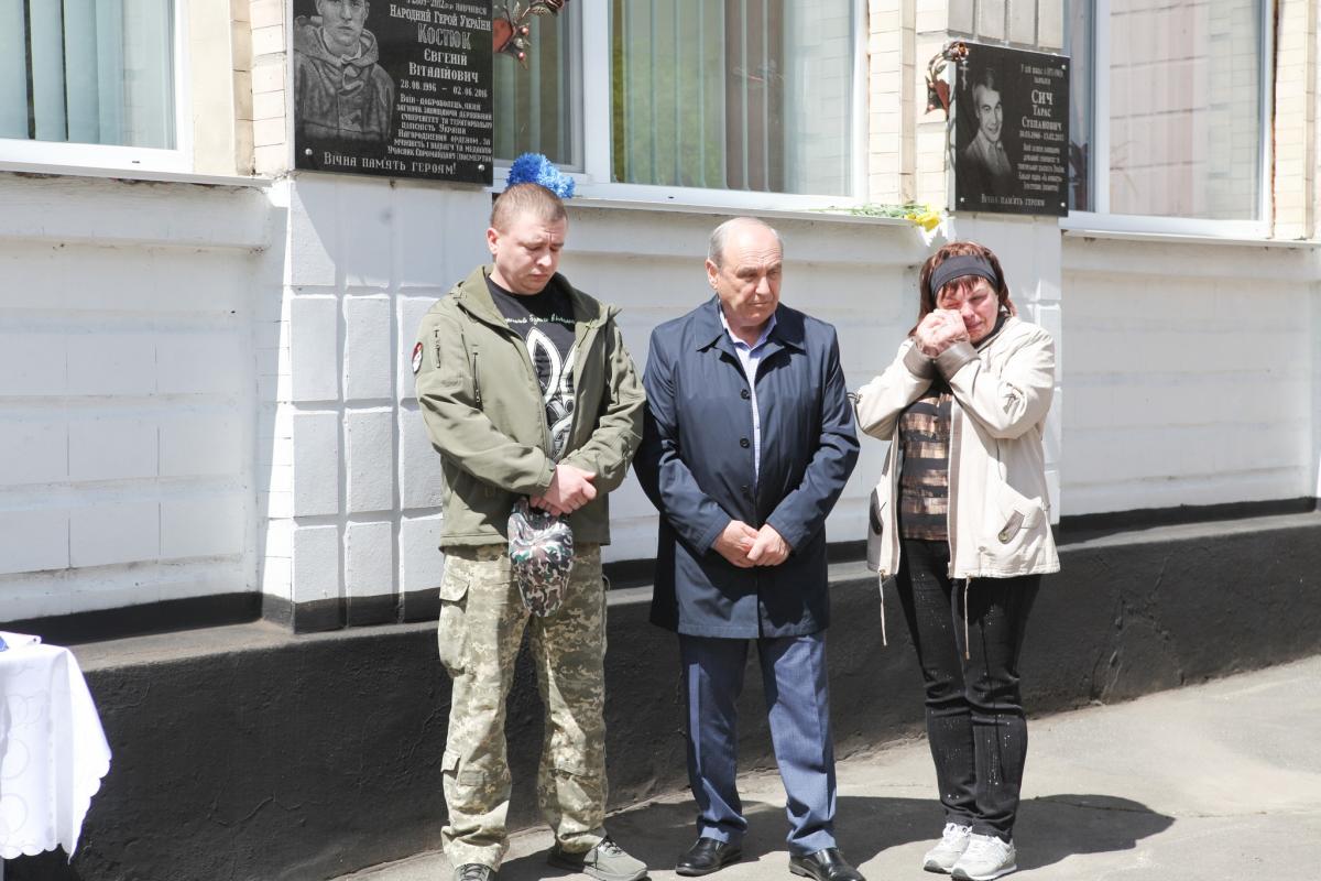 На зображенні може бути: 3 людини та текст