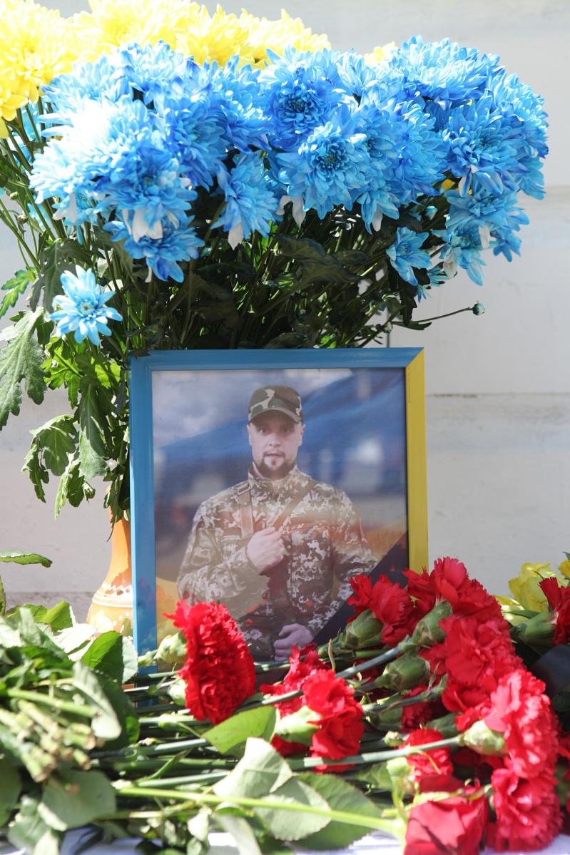 На зображенні може бути: 1 особа та пам’ятник