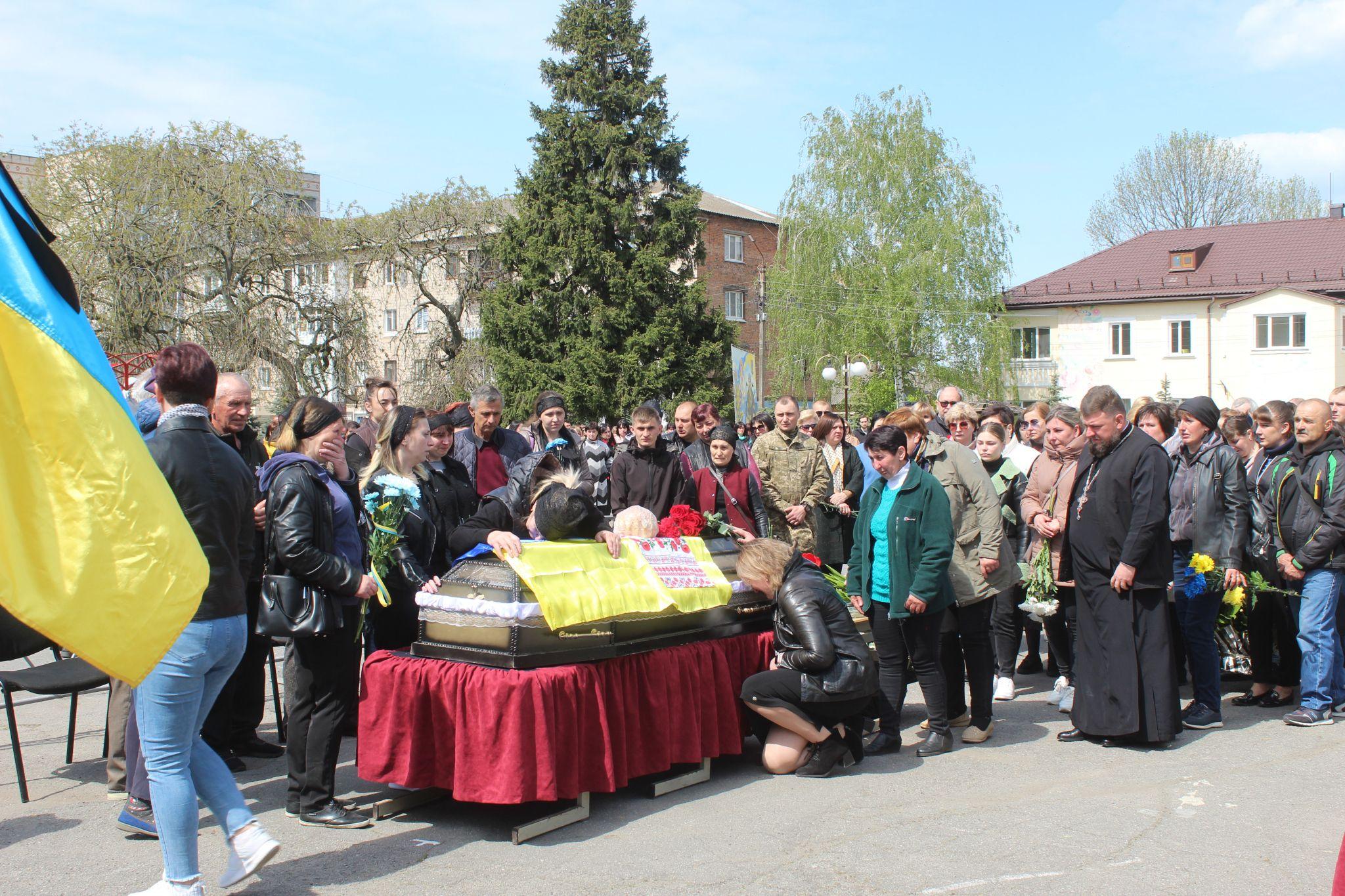 Новини Козятина - фото з «Синочку, я довго чекала і ти повернувся, але не так…» В останню дорогу провели Віктора Тимощука