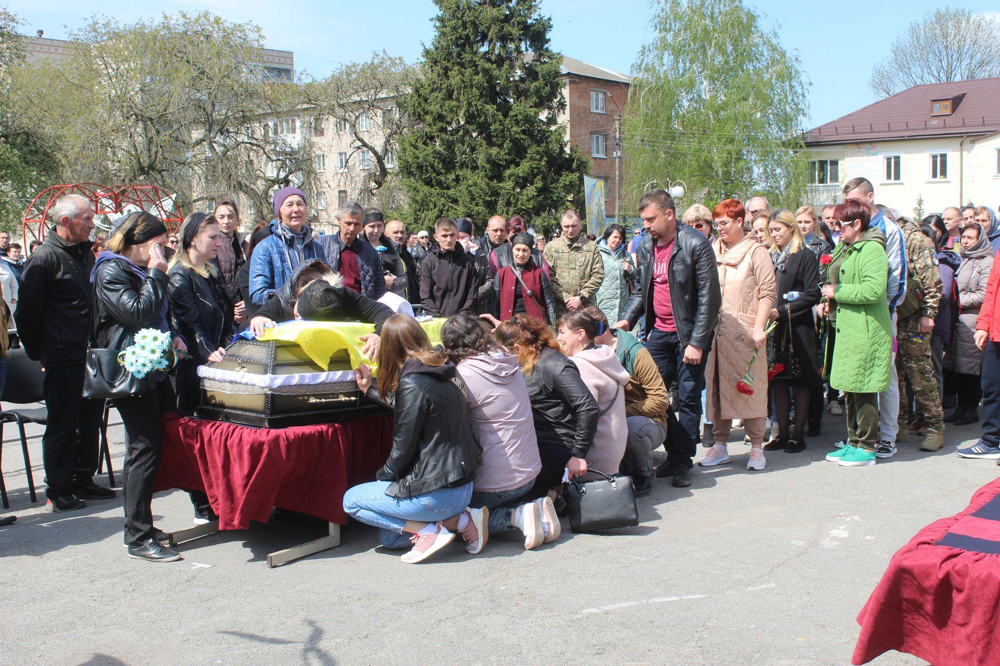 Новини Козятина - фото з «Синочку, я довго чекала і ти повернувся, але не так…» В останню дорогу провели Віктора Тимощука