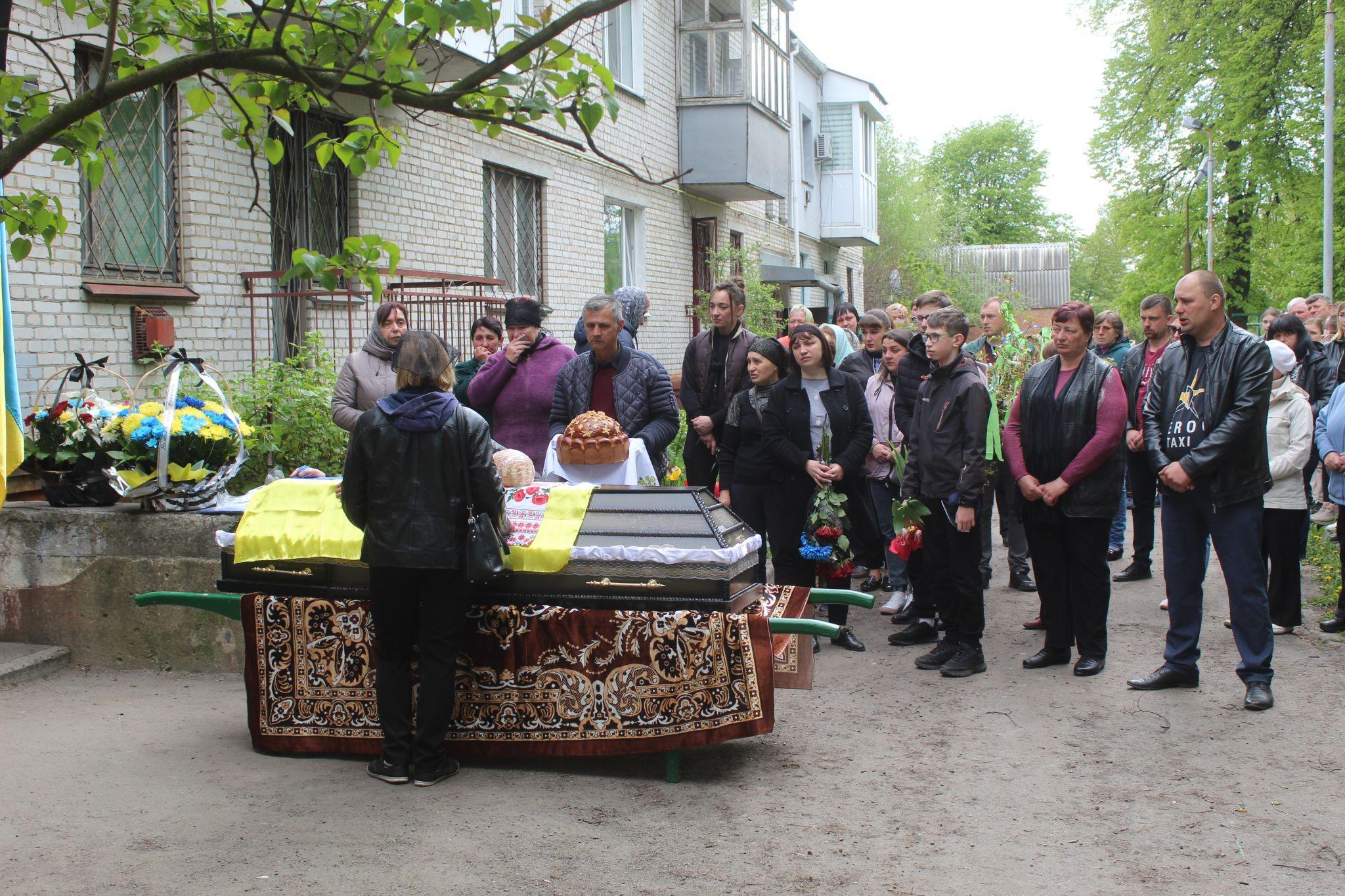 Новини Козятина - фото з «Синочку, я довго чекала і ти повернувся, але не так…» В останню дорогу провели Віктора Тимощука