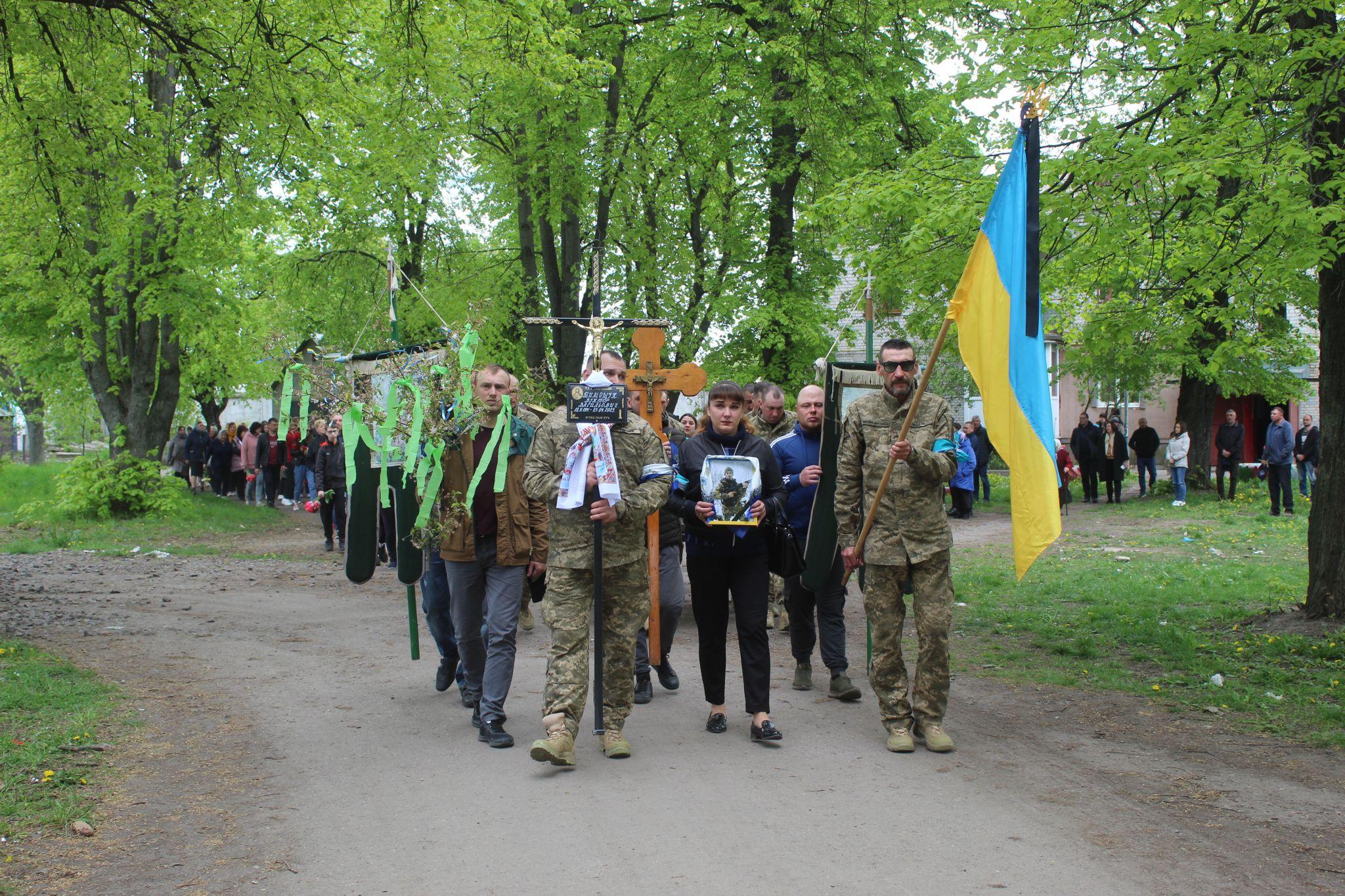Новини Козятина - фото з «Синочку, я довго чекала і ти повернувся, але не так…» В останню дорогу провели Віктора Тимощука