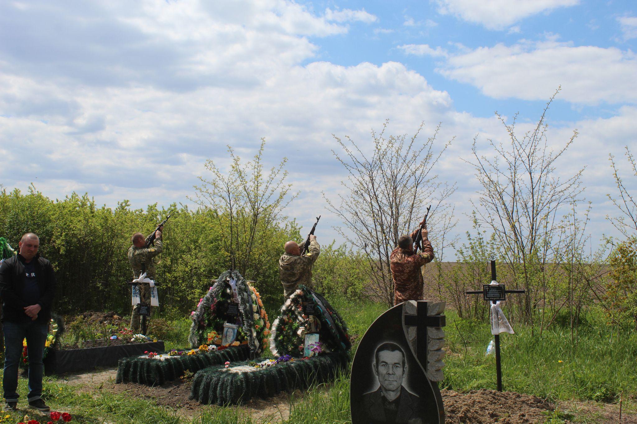 Новини Козятина - фото з «Синочку, я довго чекала і ти повернувся, але не так…» В останню дорогу провели Віктора Тимощука