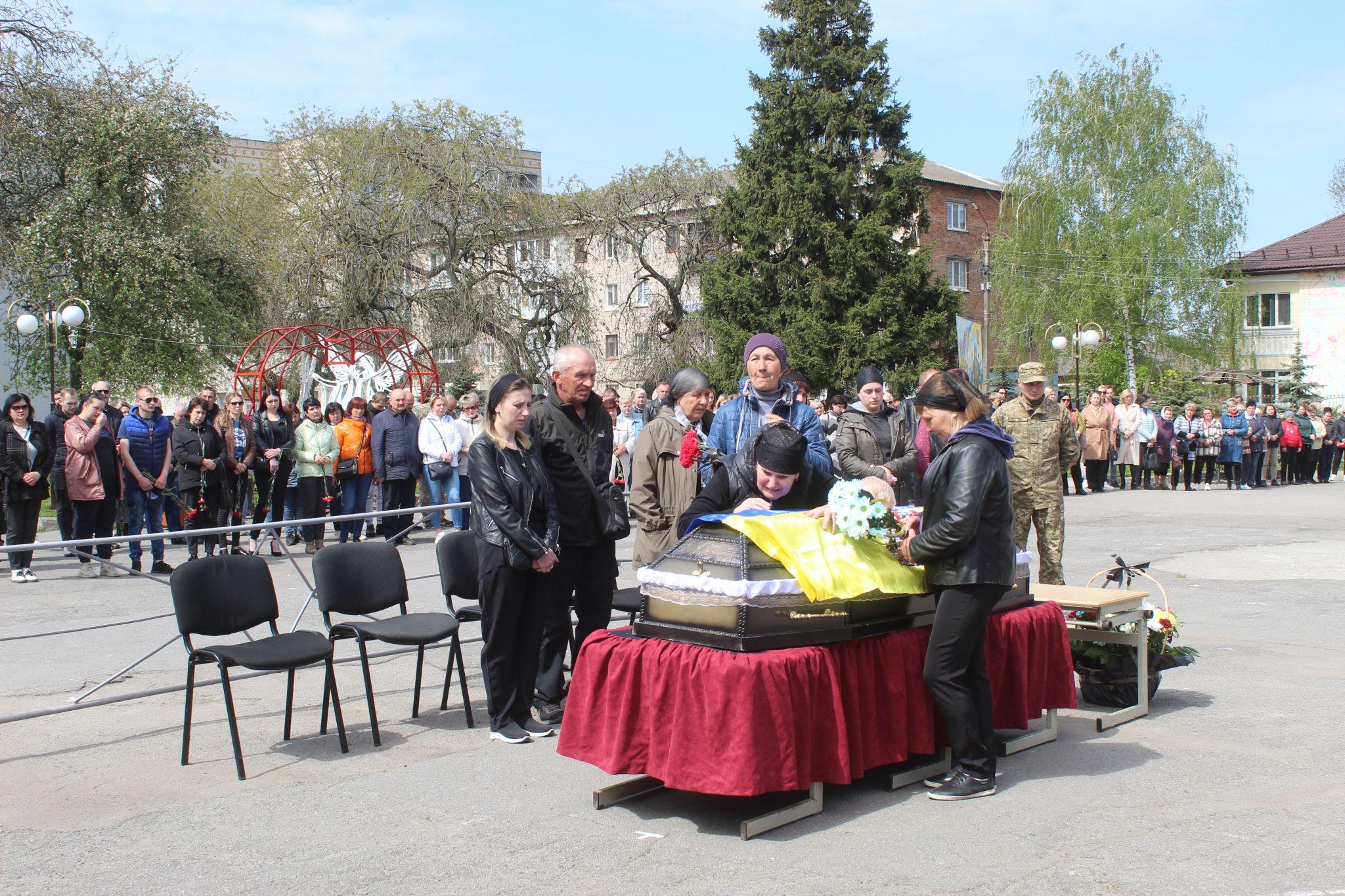 Новини Козятина - фото з «Синочку, я довго чекала і ти повернувся, але не так…» В останню дорогу провели Віктора Тимощука