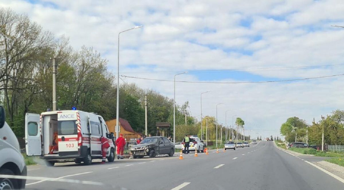 Новини Тернополя - фото з У передмісті Тернополя аварія з постраждалими: одне авто в кюветі (ОНОВЛЕНО)