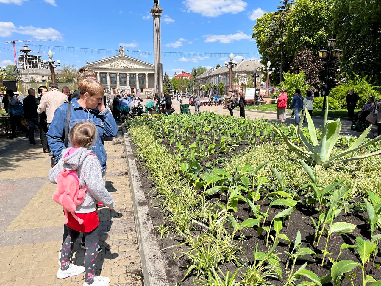 Новини Тернополя - фото з У пам'ять про наших мужніх діток. Матері загиблих Героїв висадили квіти у центрі Тернополя