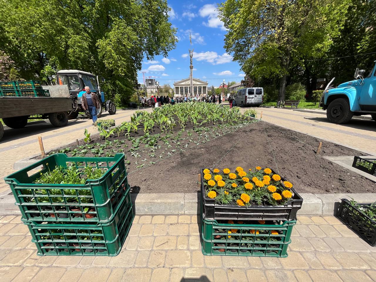 Новини Тернополя - фото з У пам'ять про наших мужніх діток. Матері загиблих Героїв висадили квіти у центрі Тернополя