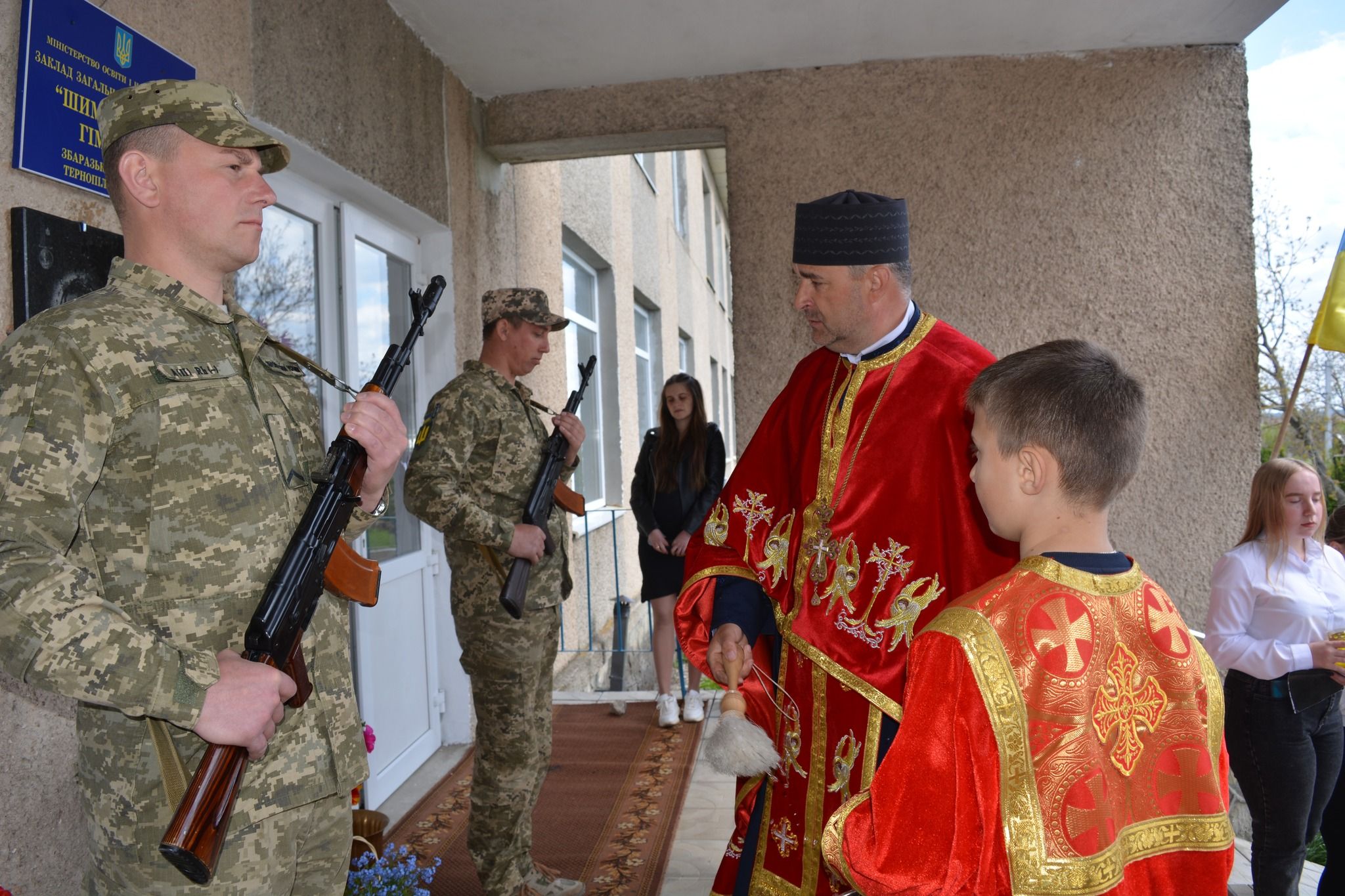 Новини Тернополя - фото з Увічнений в рідній школі: у Шимківцях відкрили дошку та посадили алею на честь Героя  Олега Похилінського