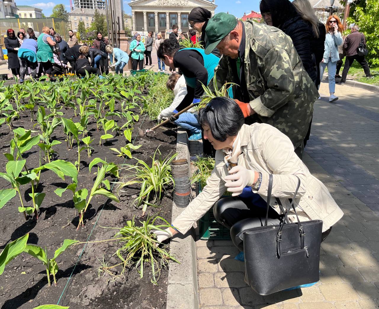 Новини Тернополя - фото з У пам'ять про наших мужніх діток. Матері загиблих Героїв висадили квіти у центрі Тернополя