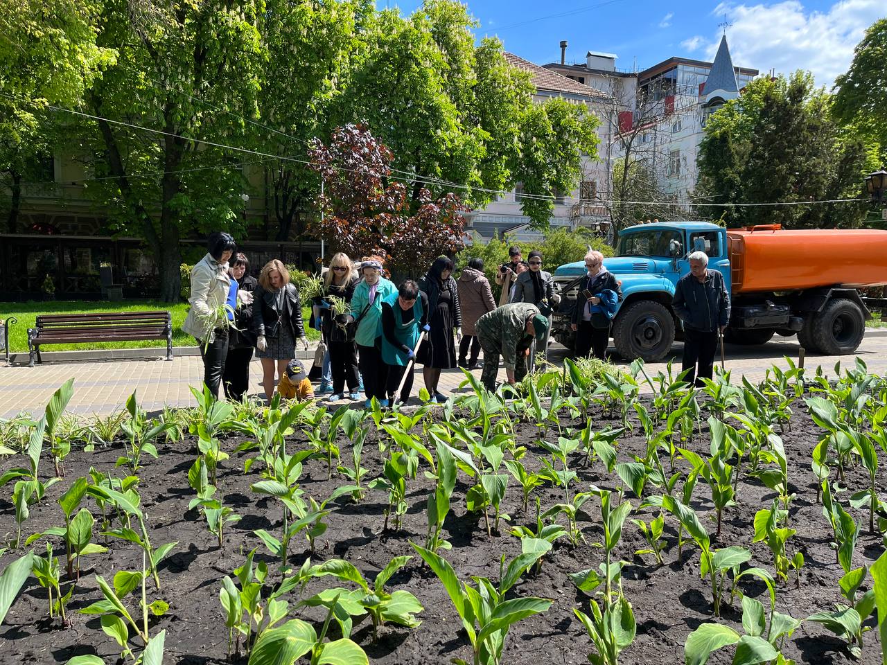 Новини Тернополя - фото з У пам'ять про наших мужніх діток. Матері загиблих Героїв висадили квіти у центрі Тернополя