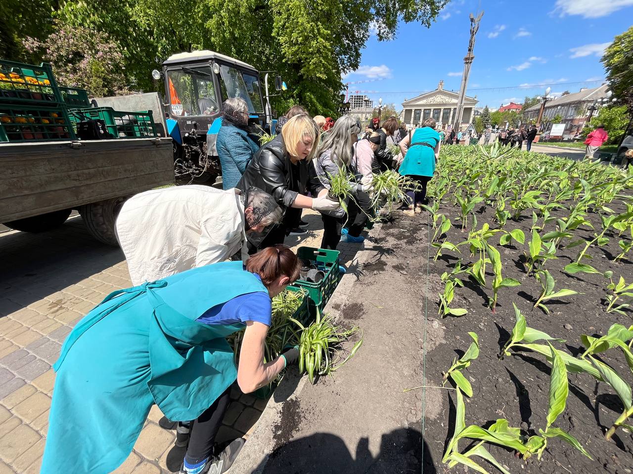 Новини Тернополя - фото з У пам'ять про наших мужніх діток. Матері загиблих Героїв висадили квіти у центрі Тернополя