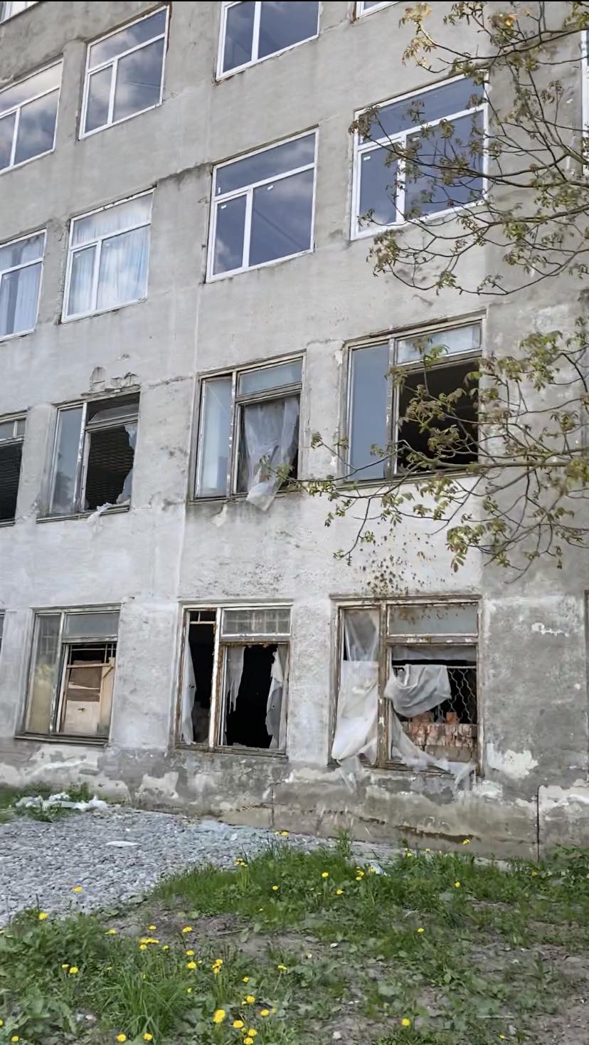 Новини Тернополя - фото з Врятувалися, бо впали на землю, але тіло у порізах від скла.  Як тернополяни пережили ракетний удар