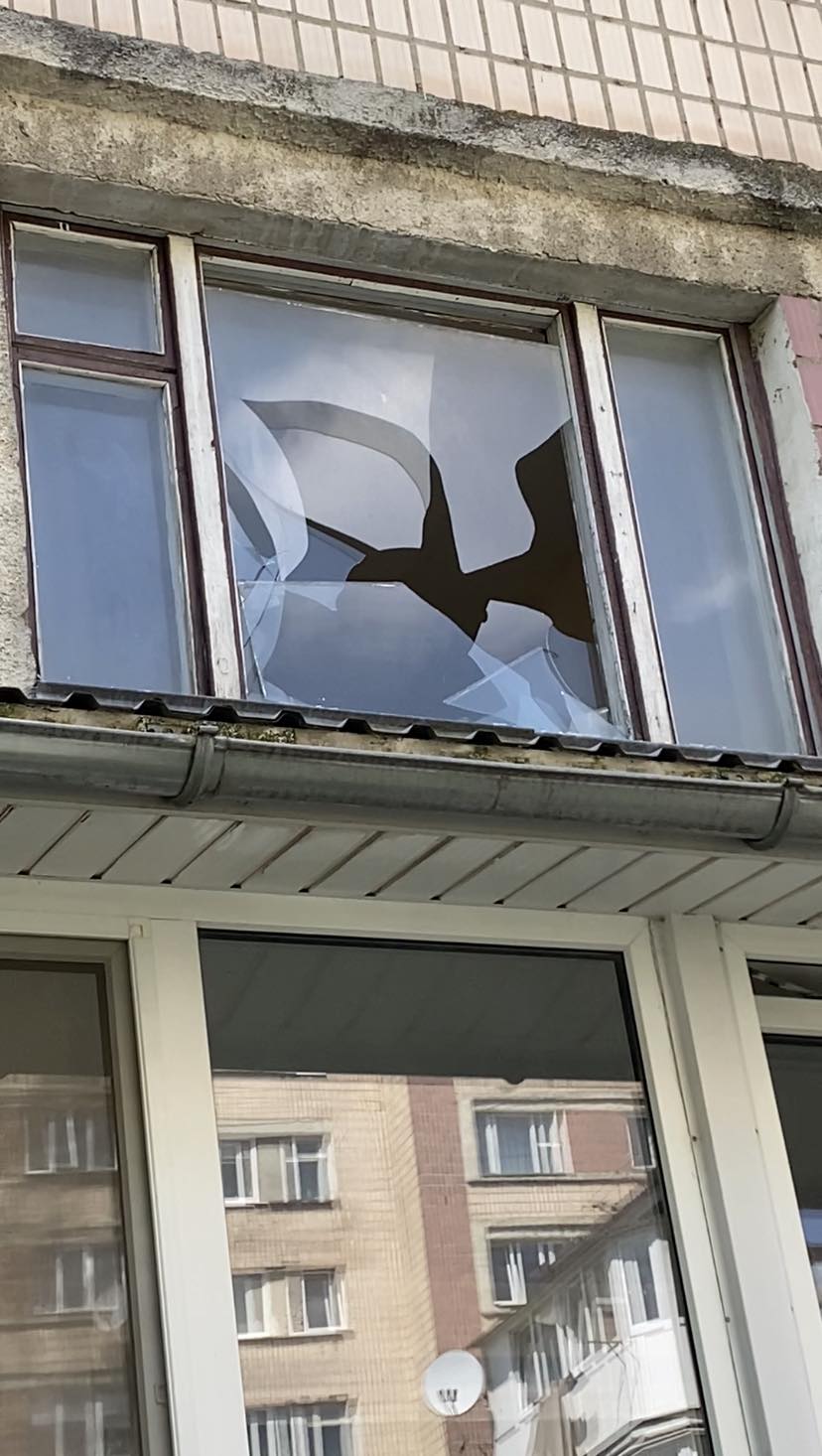 Новини Тернополя - фото з Врятувалися, бо впали на землю, але тіло у порізах від скла.  Як тернополяни пережили ракетний удар