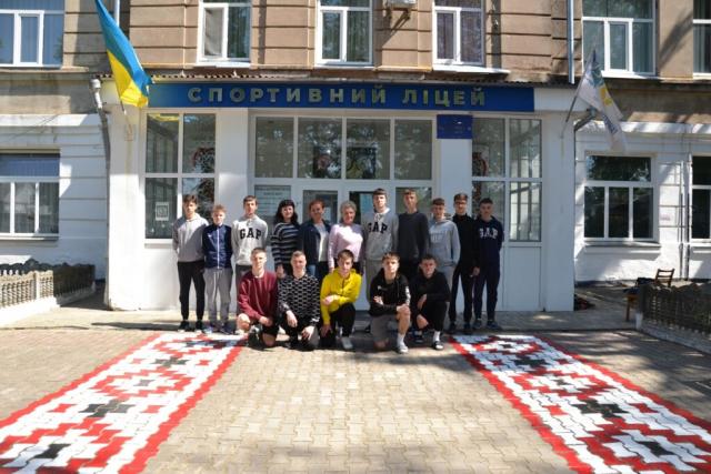 Новини Житомира - фото з У Бердичеві учні реалізували творчий проєкт «Одягни ліцей у вишиванку»