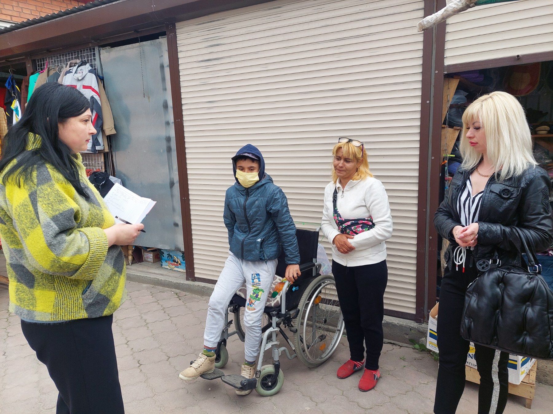 Новини Хмельницького - фото з У центрі Кам’янця підліток на інвалідному візку просив милостиню