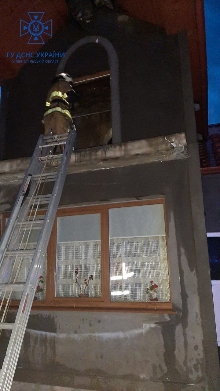 Новини Тернополя - фото з Вночі на Кременеччині горів будинок з мансардою